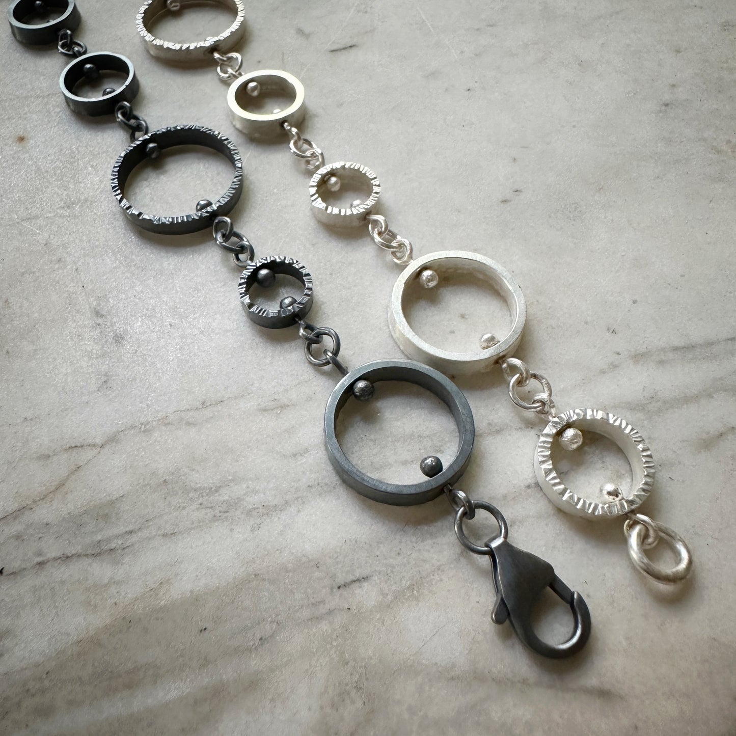 Textured circle link bracelet - Orbit