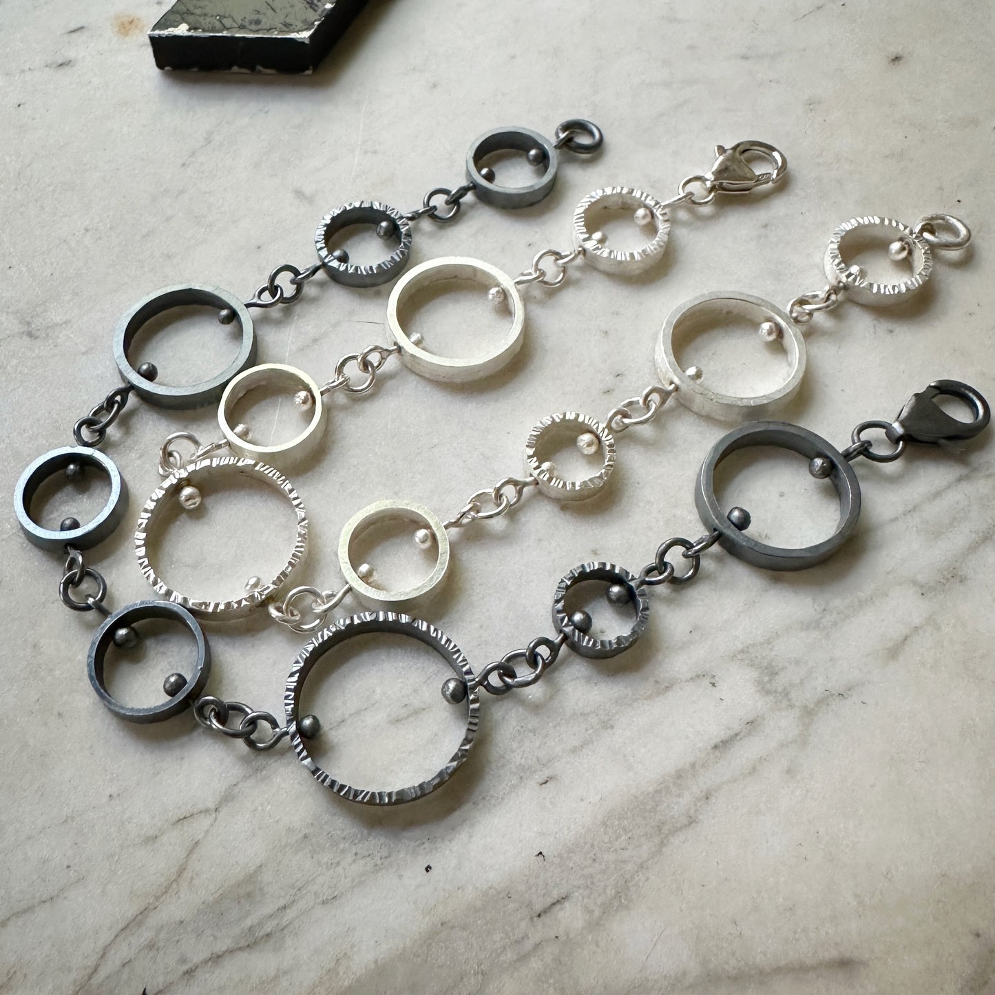 Textured circle link bracelet - Orbit