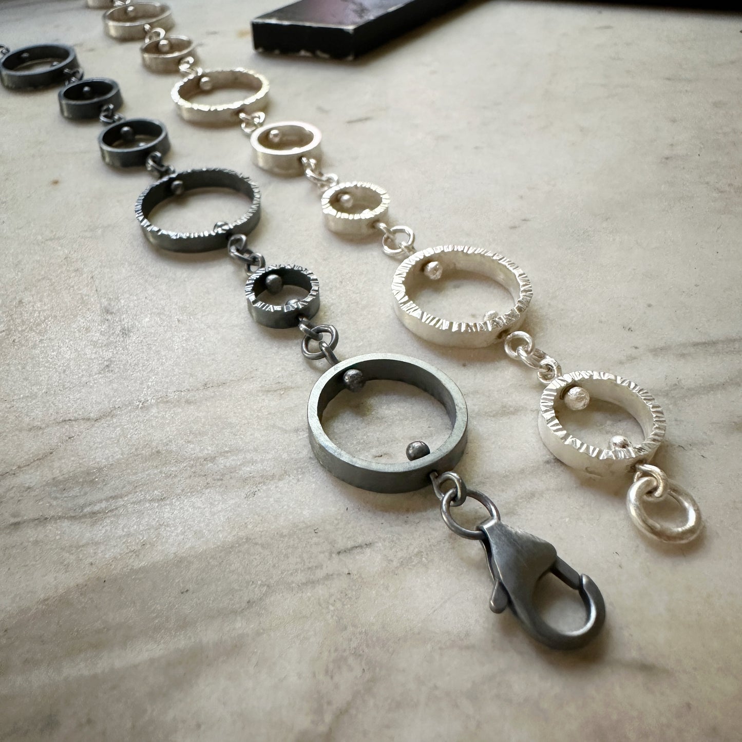 Textured circle link bracelet - Orbit