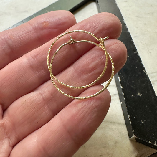 18K yellow gold hatched hoops