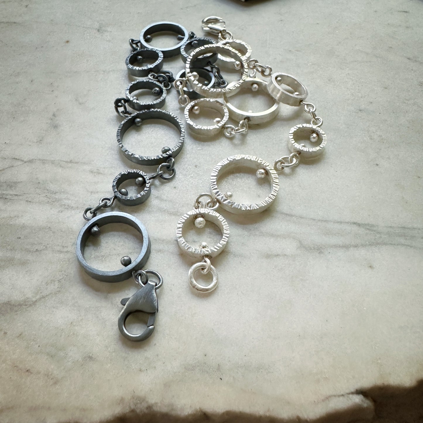 Textured circle link bracelet - Orbit