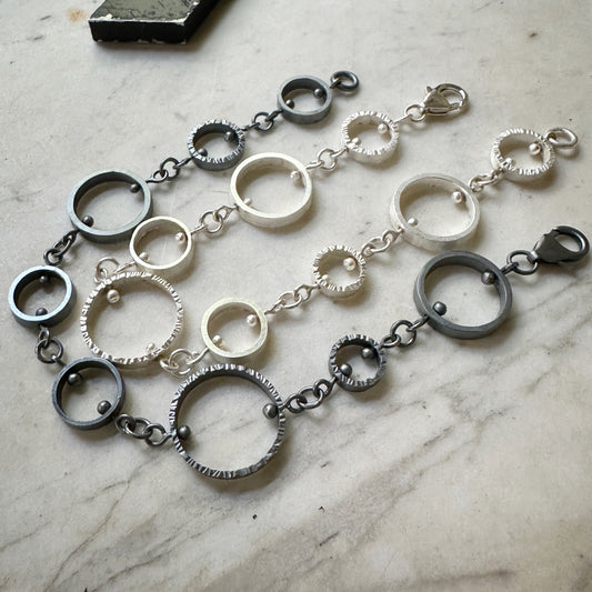 Textured circle link bracelet - Orbit