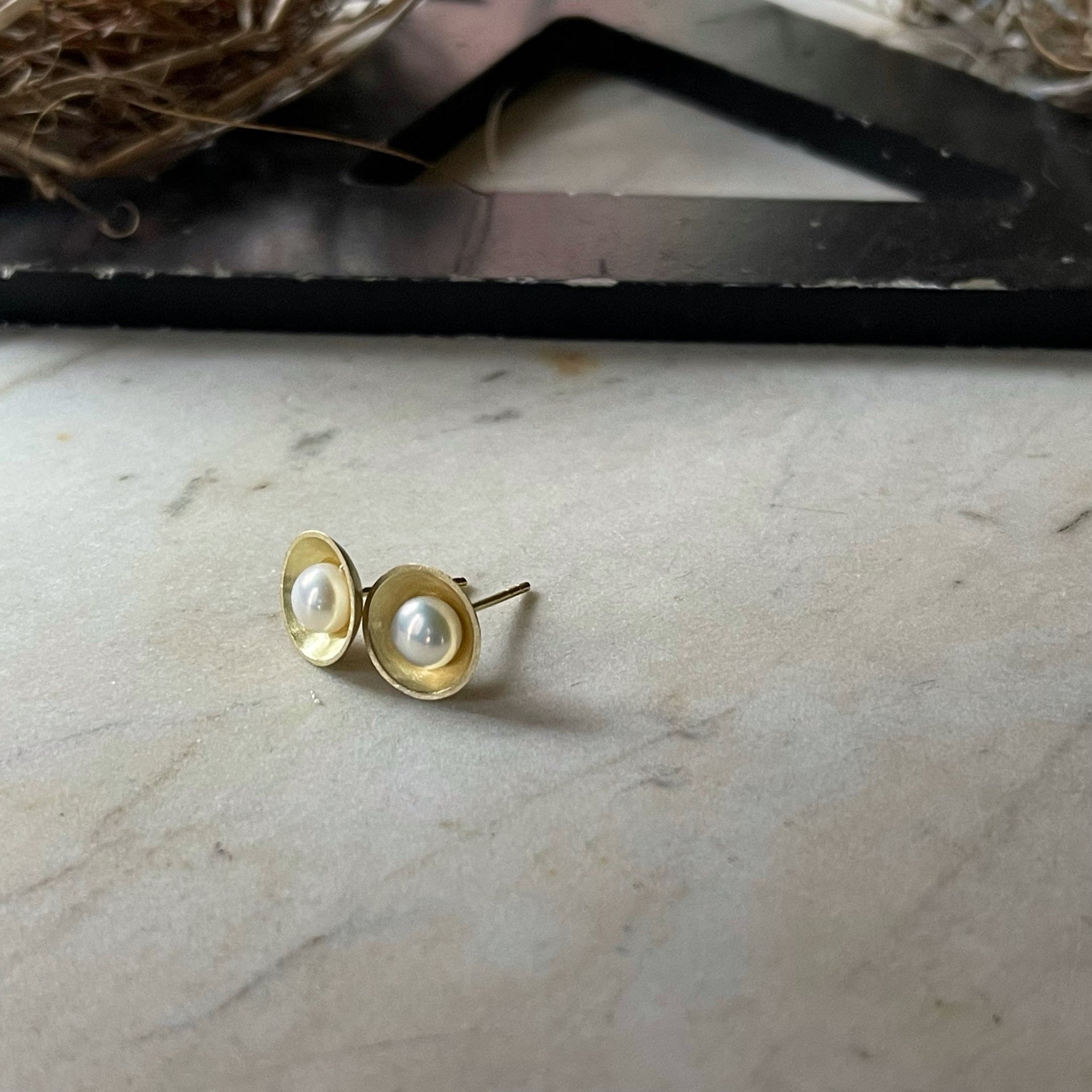 18K yellow gold and pearl modern stud earrings