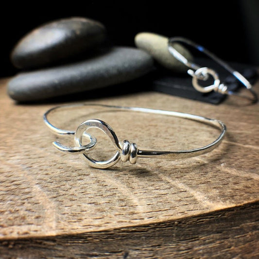 Sterling silver hammered latch bracelet